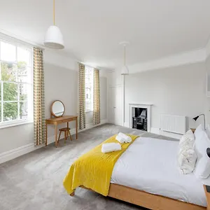Spacious Maisonette With Parking - 10 Mins Walk From Abbey - 2 Bed & 2 Bath